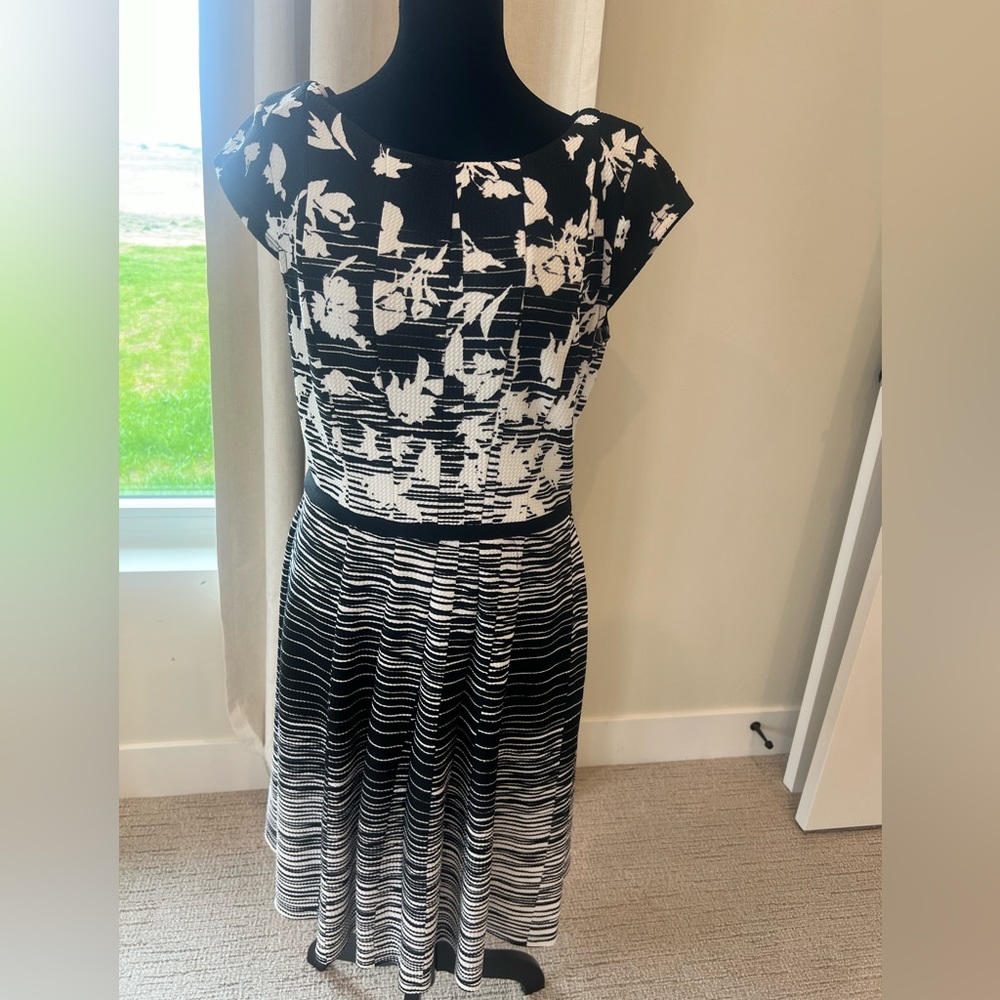 Elle women’s black and white dress size medium.